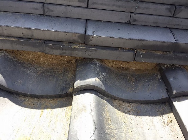 御所市の瓦屋根の棟瓦の剥がれた漆喰