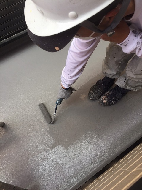 バルコニーの防水塗装作業