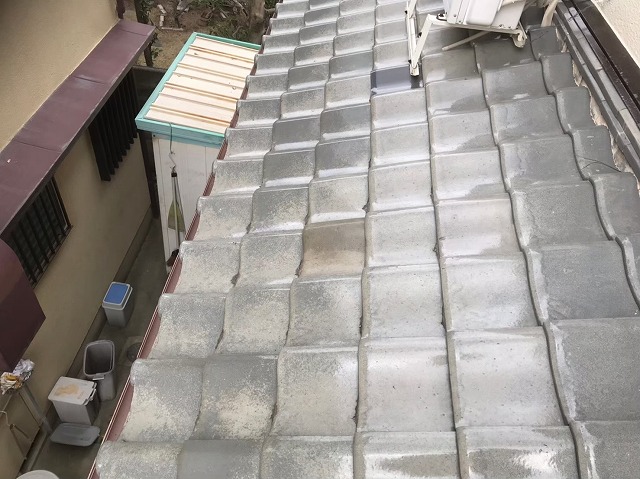 広陵町で補修されていた瓦を新しく差し替え