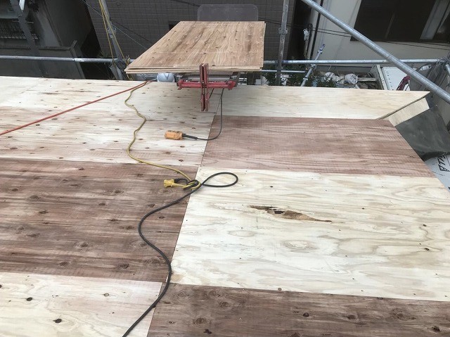 王寺町の屋根を構造用合板を増し張り