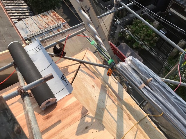 御所市の瓦屋根に野地板増し張り