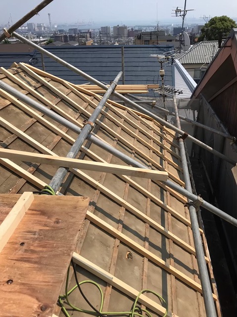 御所市の既存野地板の不陸調整