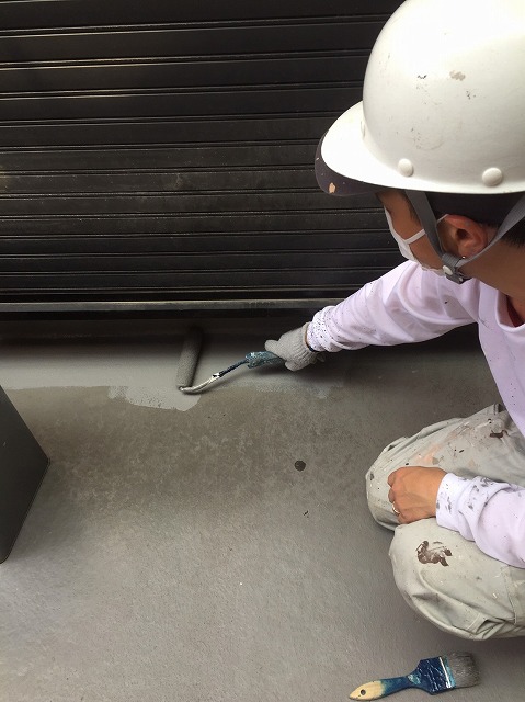 バルコニーの防水塗装作業