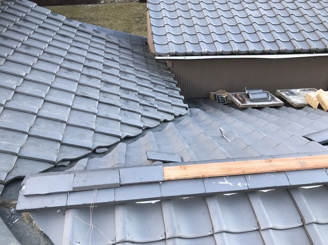 大和郡山市のいぶし瓦屋根棟瓦施工中