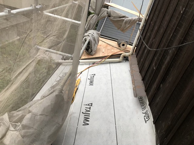 王寺町の下屋根に防水紙を張り付け