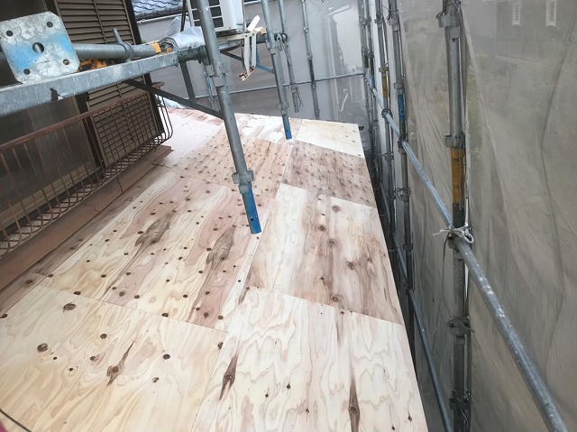 垂木の上に野地板の増し張り