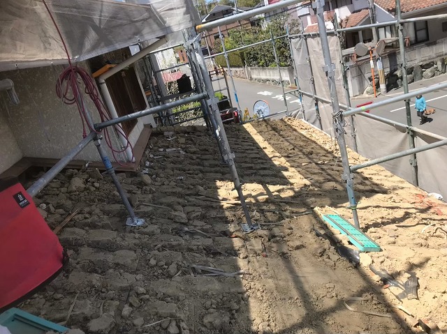下屋の葺き土と足場