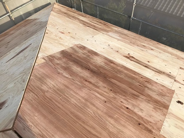 パズルの様に組み合わせていく野地板