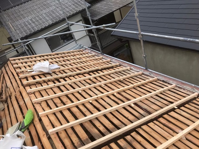 黒く傷んだバラ板に垂木設置