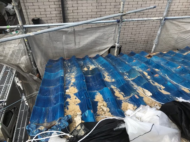 青い瓦屋根の棟瓦のズレ