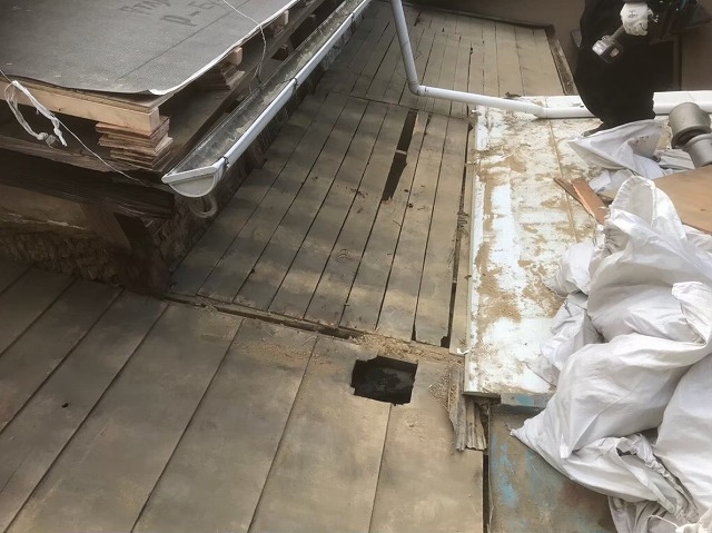 桜井市　瓦の解体作業