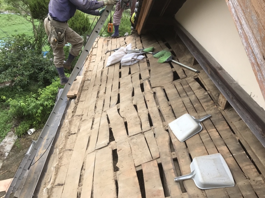 瓦を剥がした大屋根