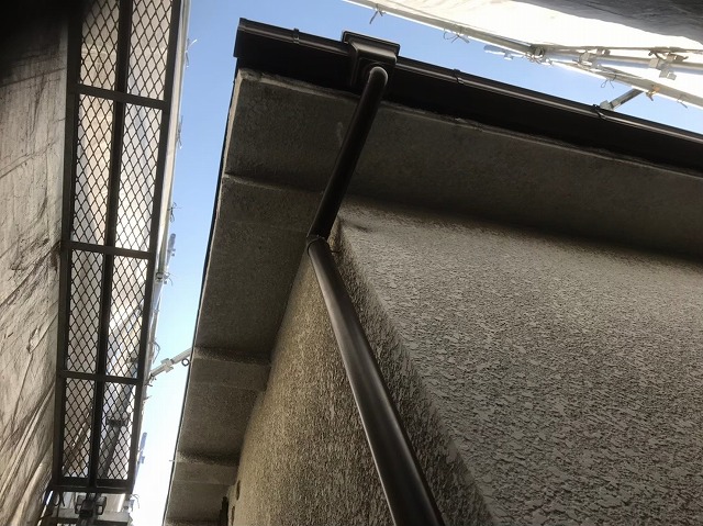 生駒市で雨樋工事にて集水器付近の様子