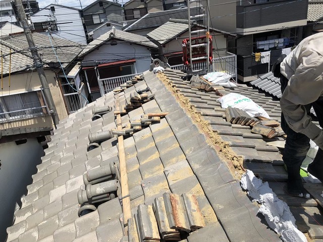 田原本町で雨漏りの瓦屋根の棟瓦撤去