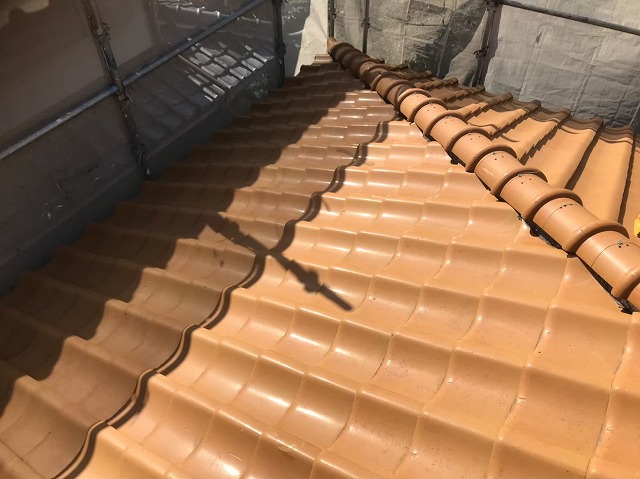 下屋部分の劣化した瓦