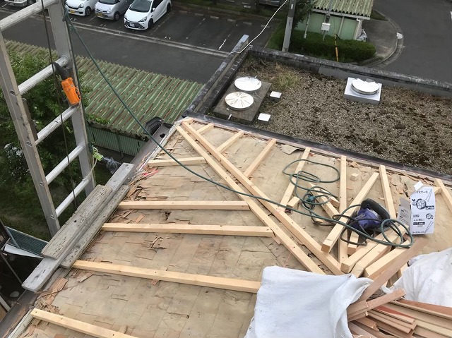 補強垂木で不陸調整後の野地板
