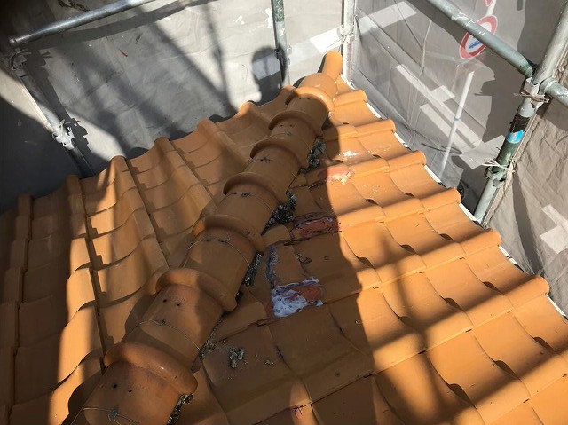 下屋部分の劣化した瓦