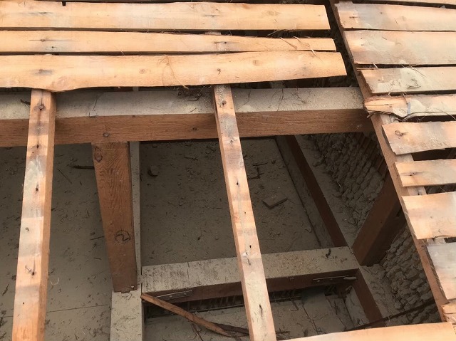 奈良市　長屋の釉薬瓦屋根　屋根裏