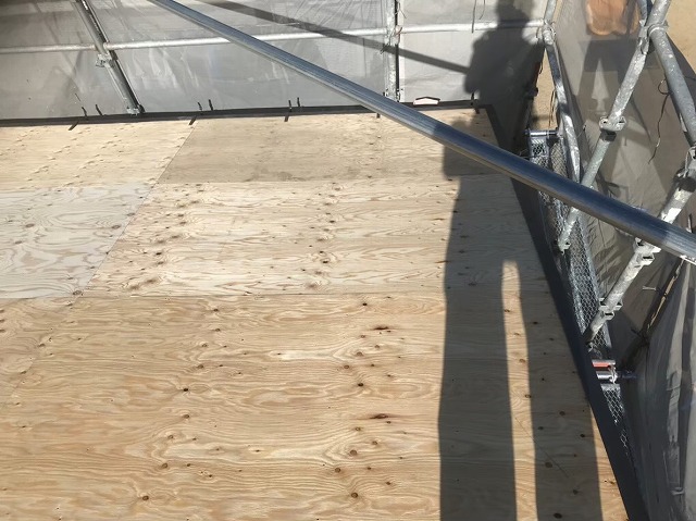 野地板の増し張りと足場