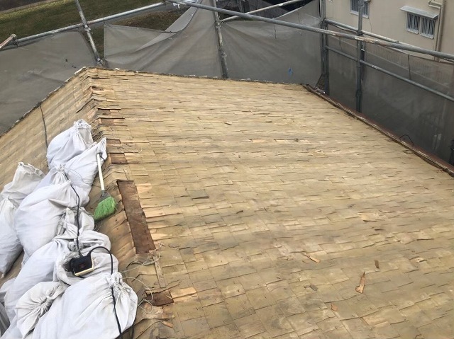 古い野地板が見えてきた