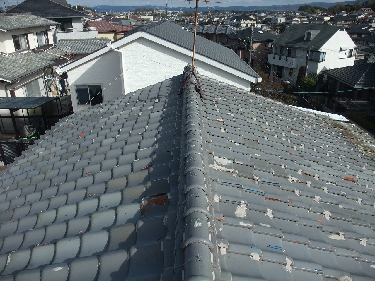 奈良市中山町の激しく傷んだ瓦屋根