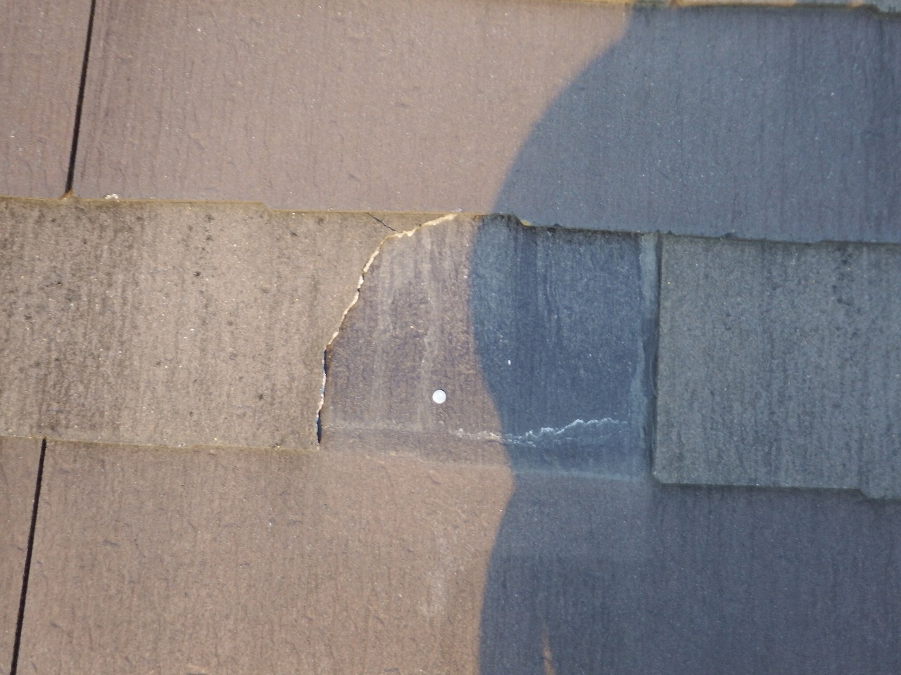 生駒市上町台のスレートが割れた屋根