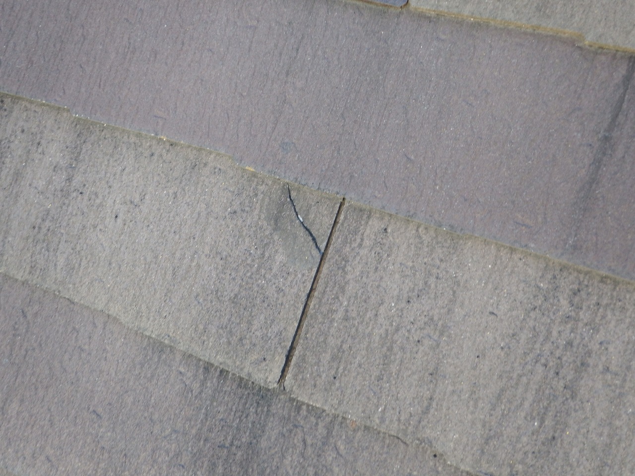 生駒市上町台のスレートが割れた屋根