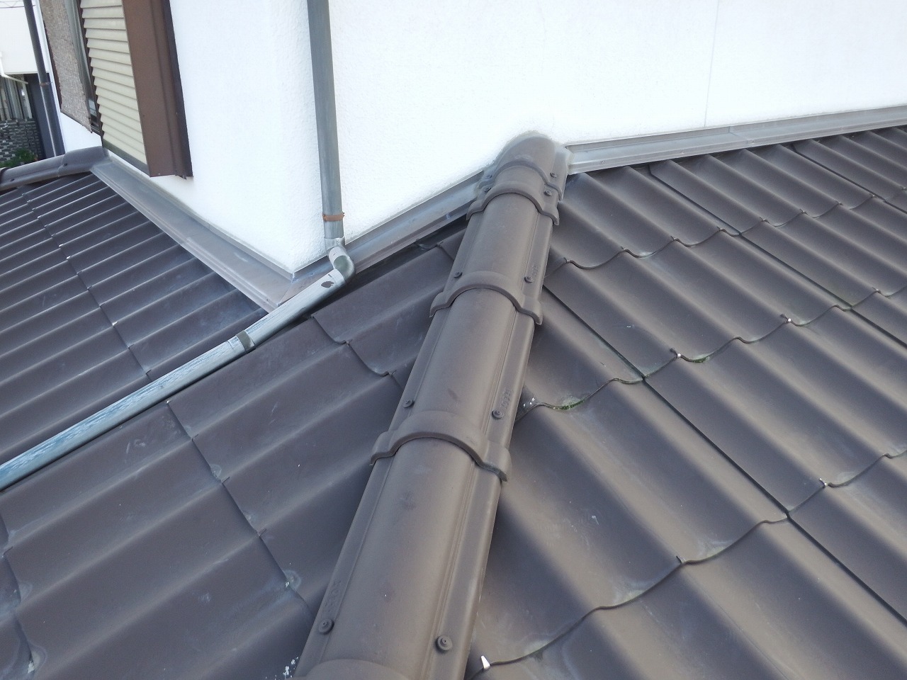 生駒市の劣化した下屋根の雨樋