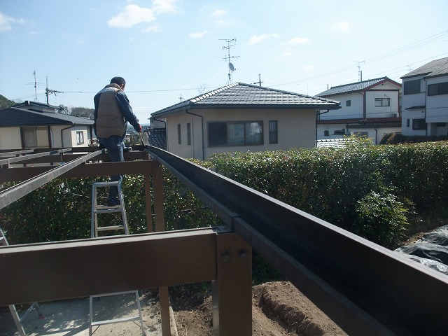 波板撤去後の物干し場の屋根を清掃