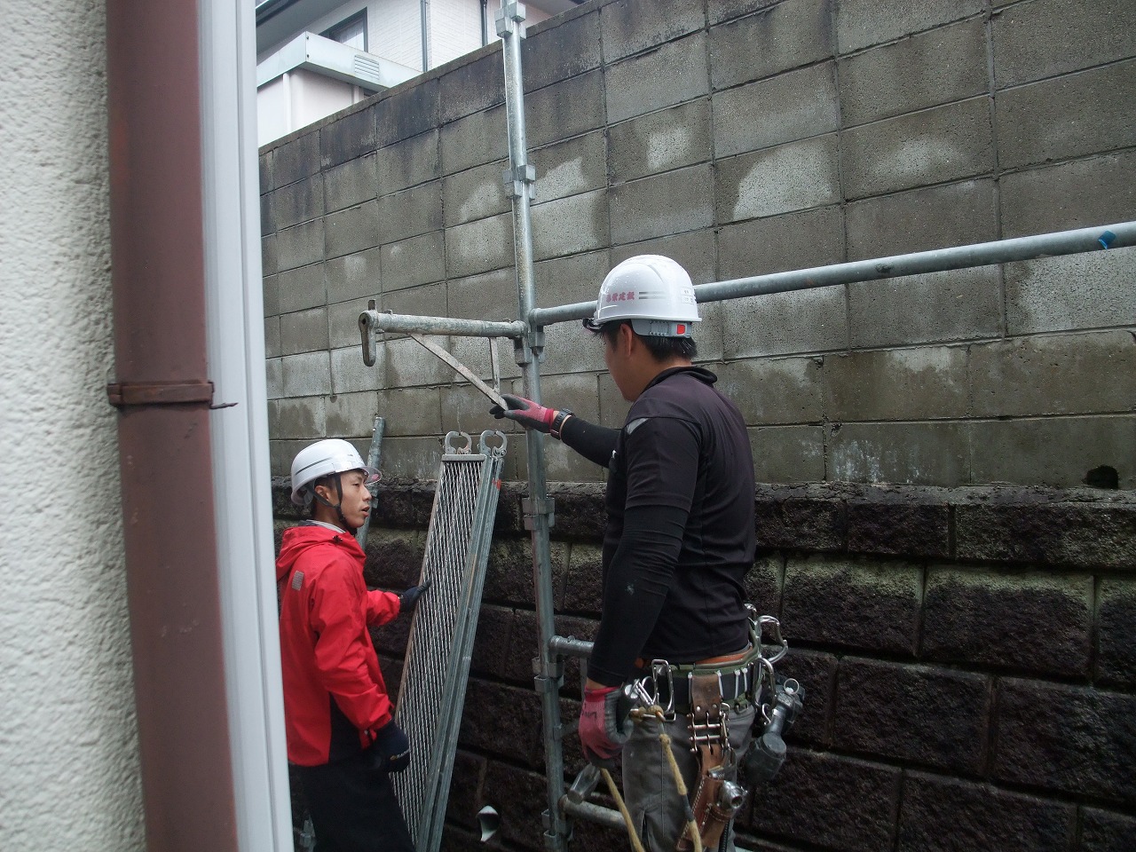 奈良市中山町の工事現場、足場設置