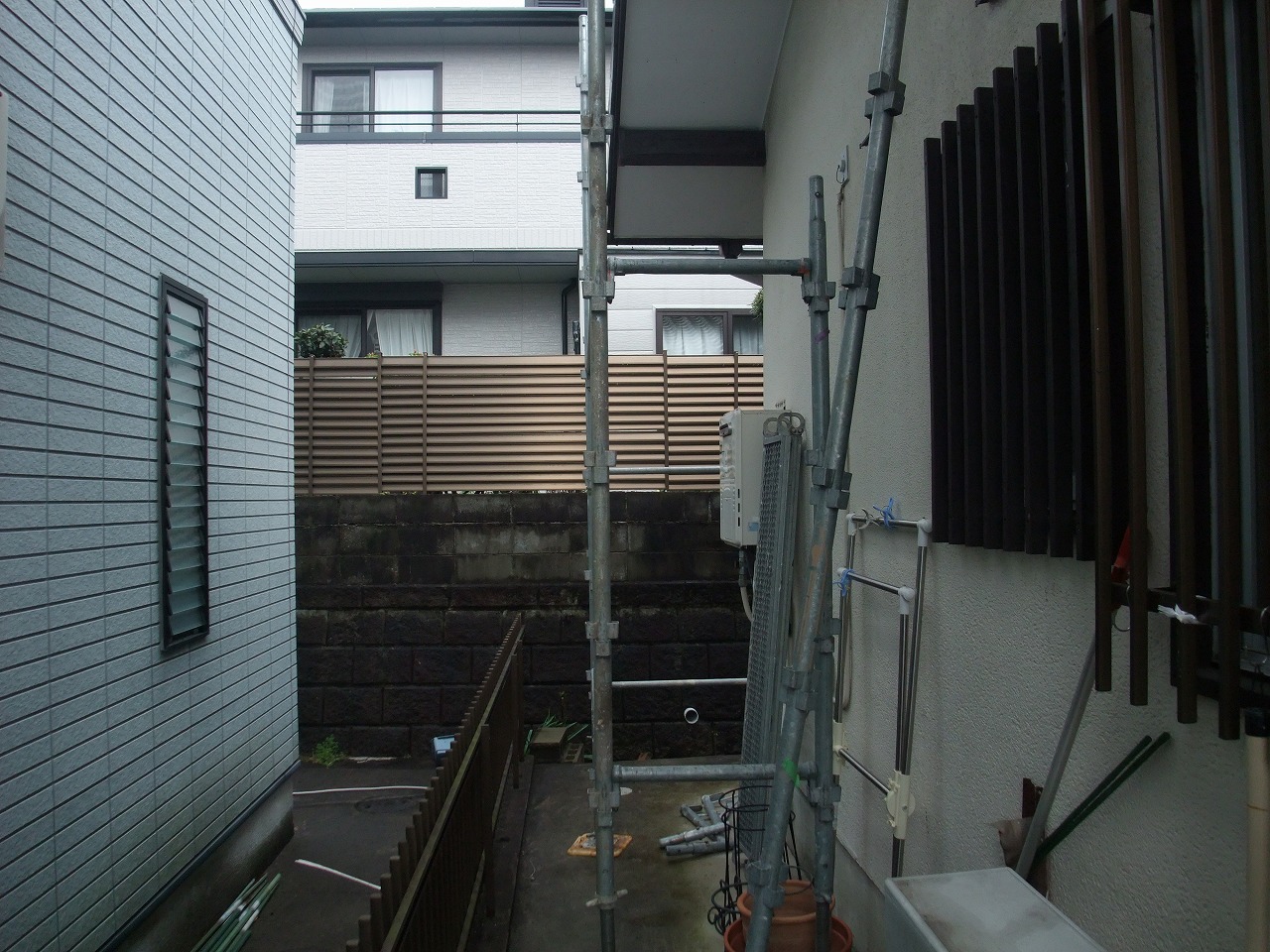 奈良市中山町の工事現場、足場設置