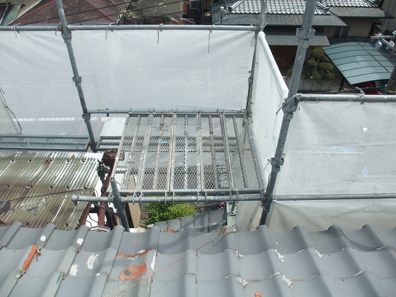 奈良市中山町の工事現場、足場設置