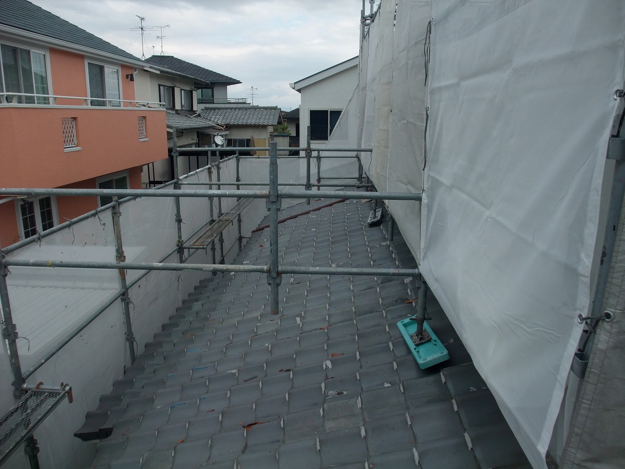 奈良市中山町の工事現場、足場設置