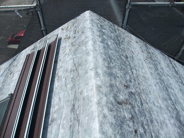 粘着ルーフィング設置後の屋根