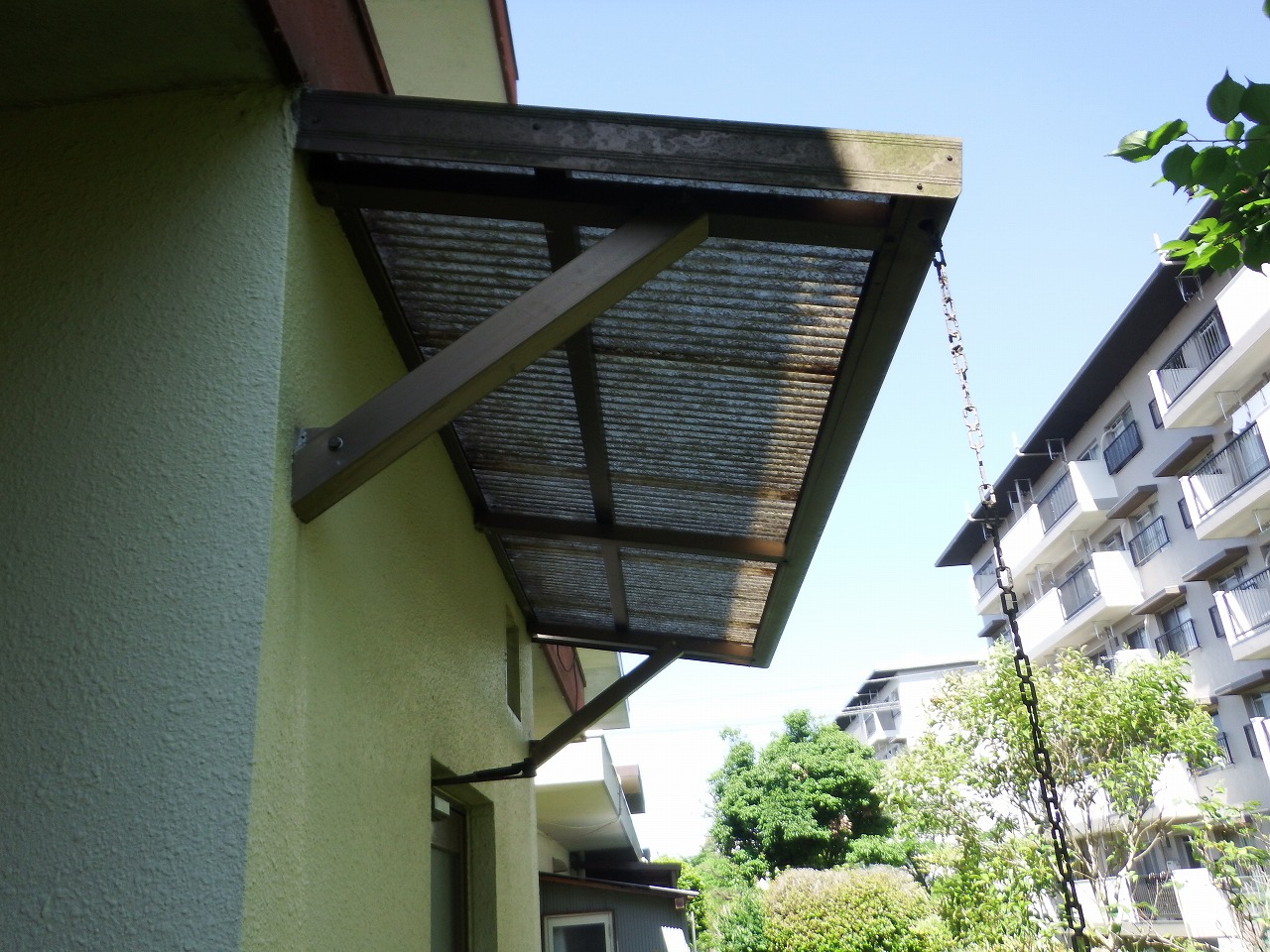 奈良市の庇の波板屋根