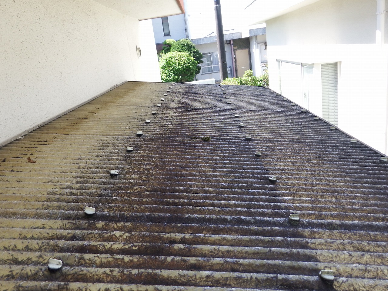 奈良市の物干し場の庇波板屋根施工前