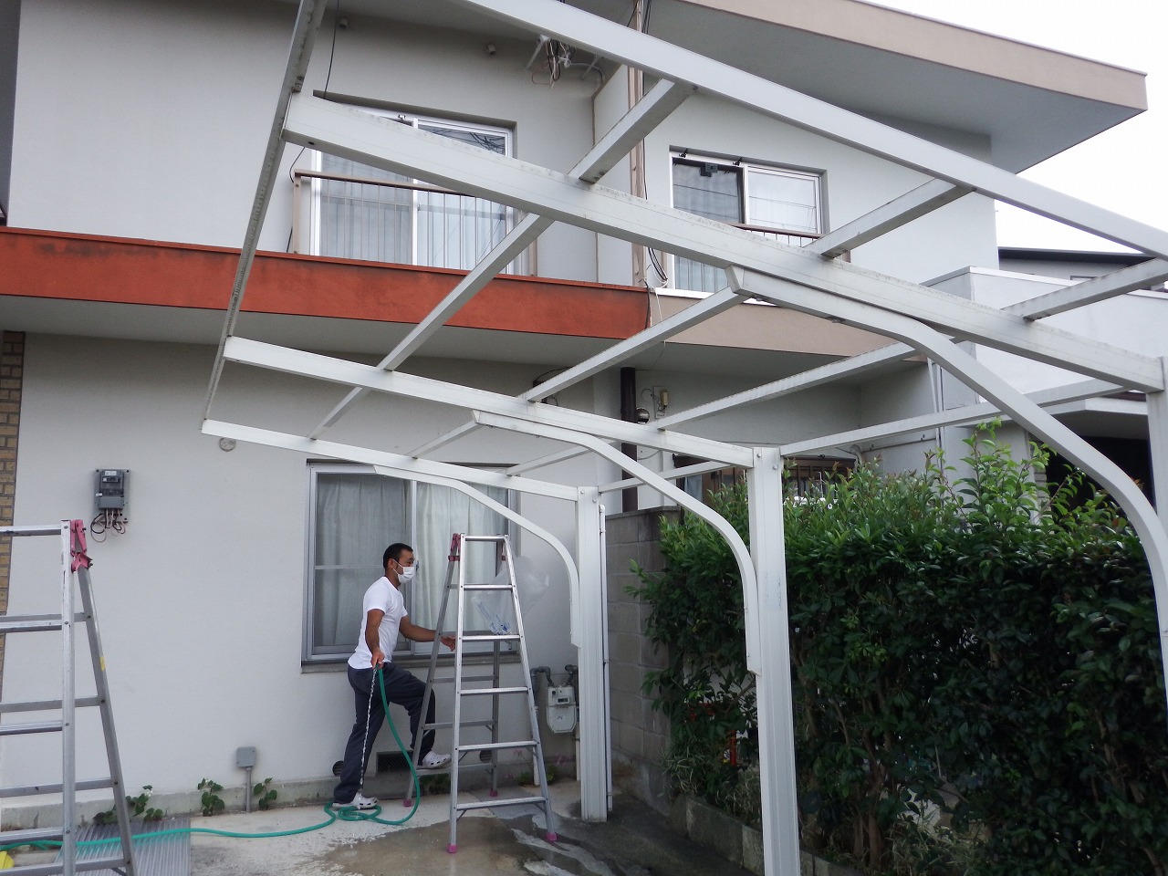 奈良市のカーポートの波板屋根張り替え中