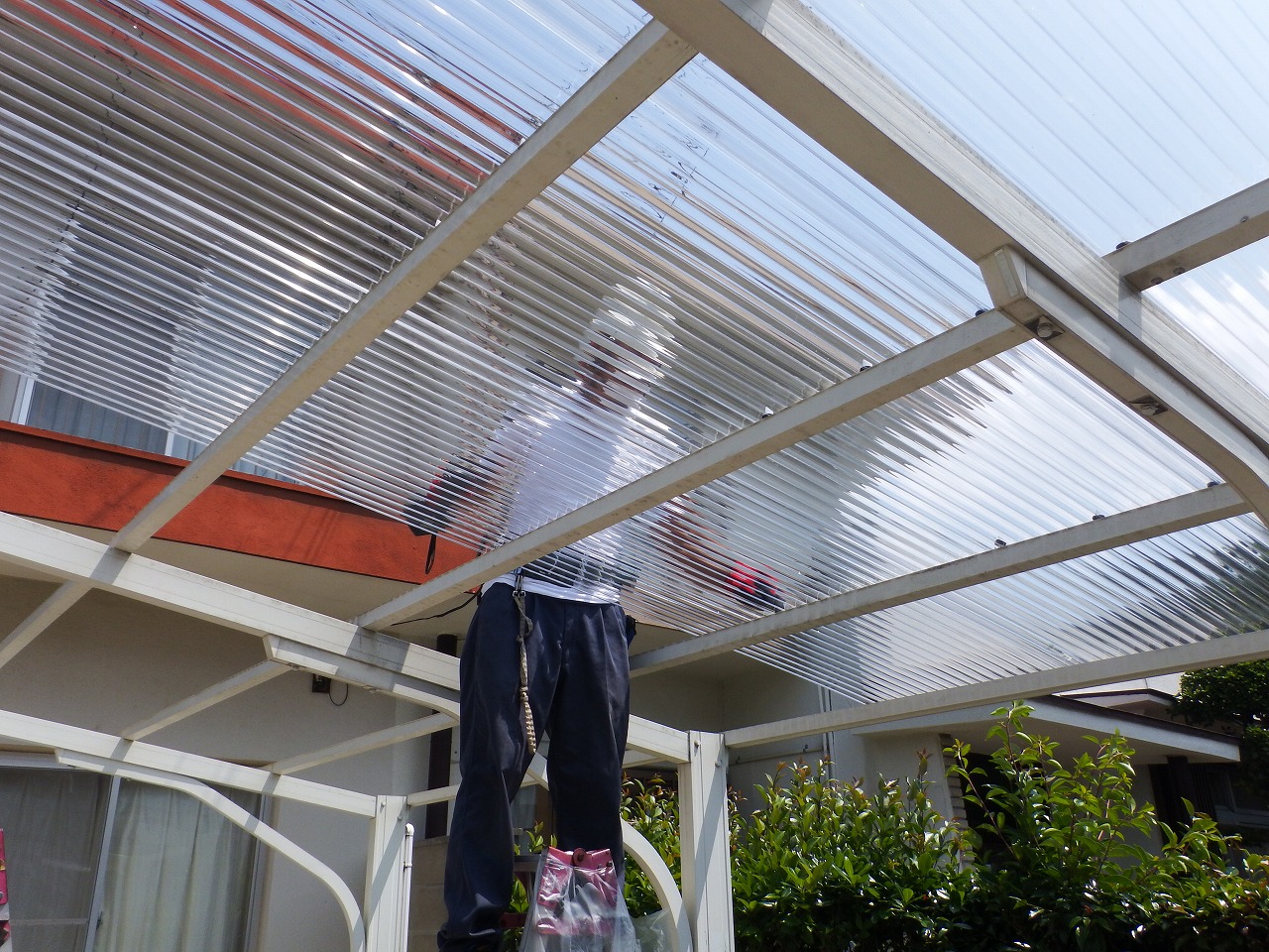 奈良市のカーポートの波板屋根張り替え中