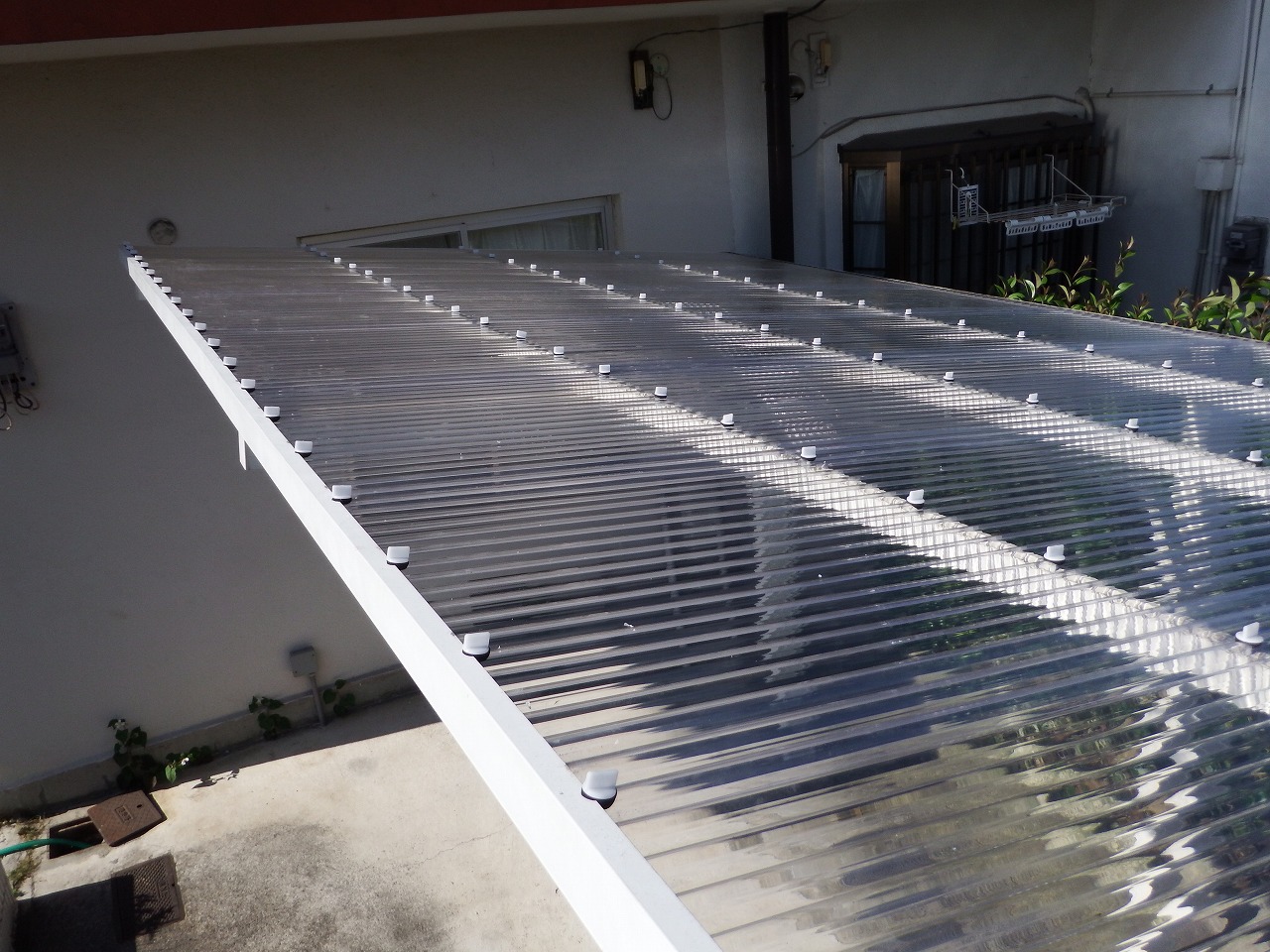 奈良市のカーポートの波板屋根張り替え中