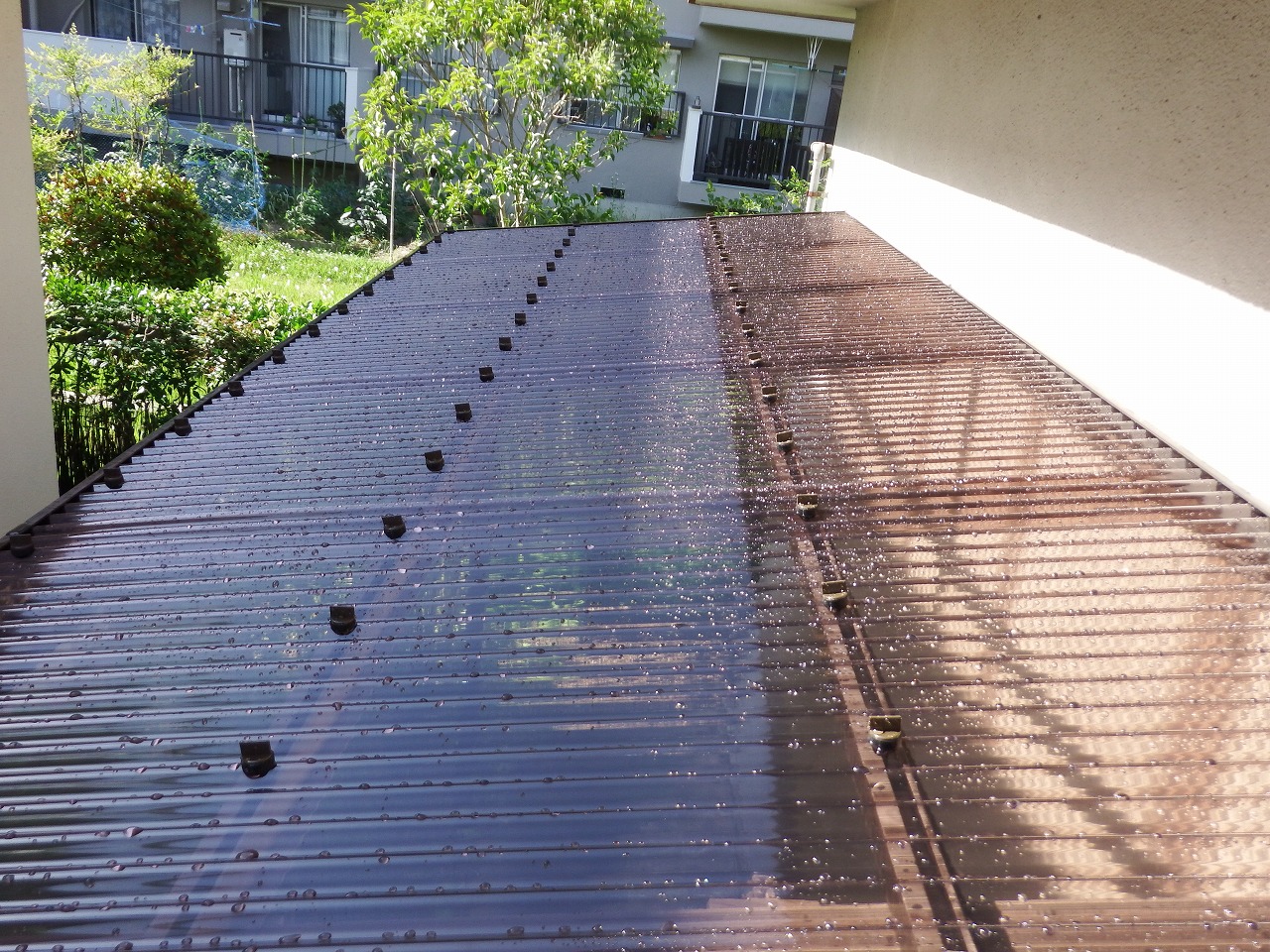 奈良市の物干し場の庇波板屋根施工後