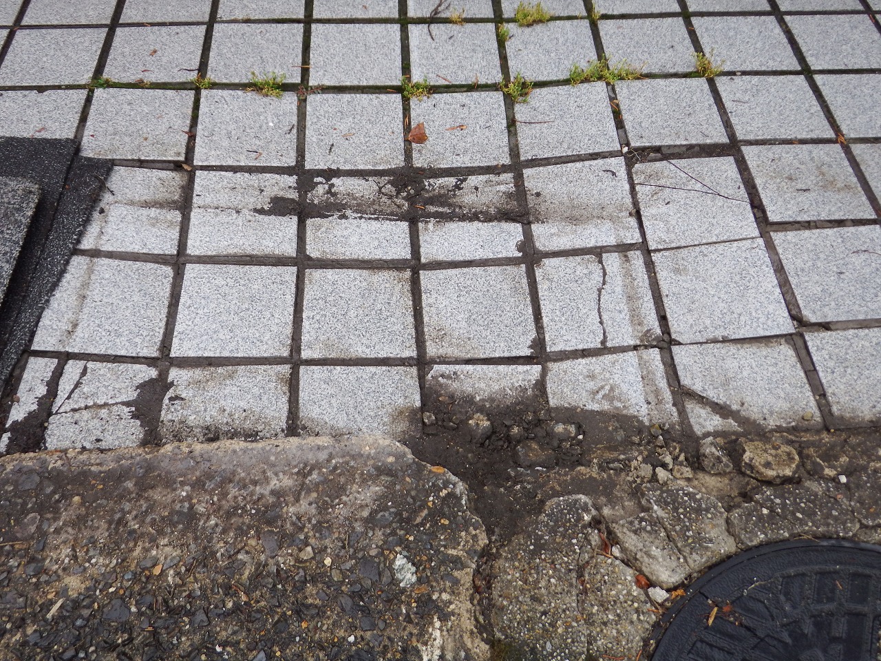 奈良市都祁のお宅で外構工事のための現場調査、玄関前のタイル床