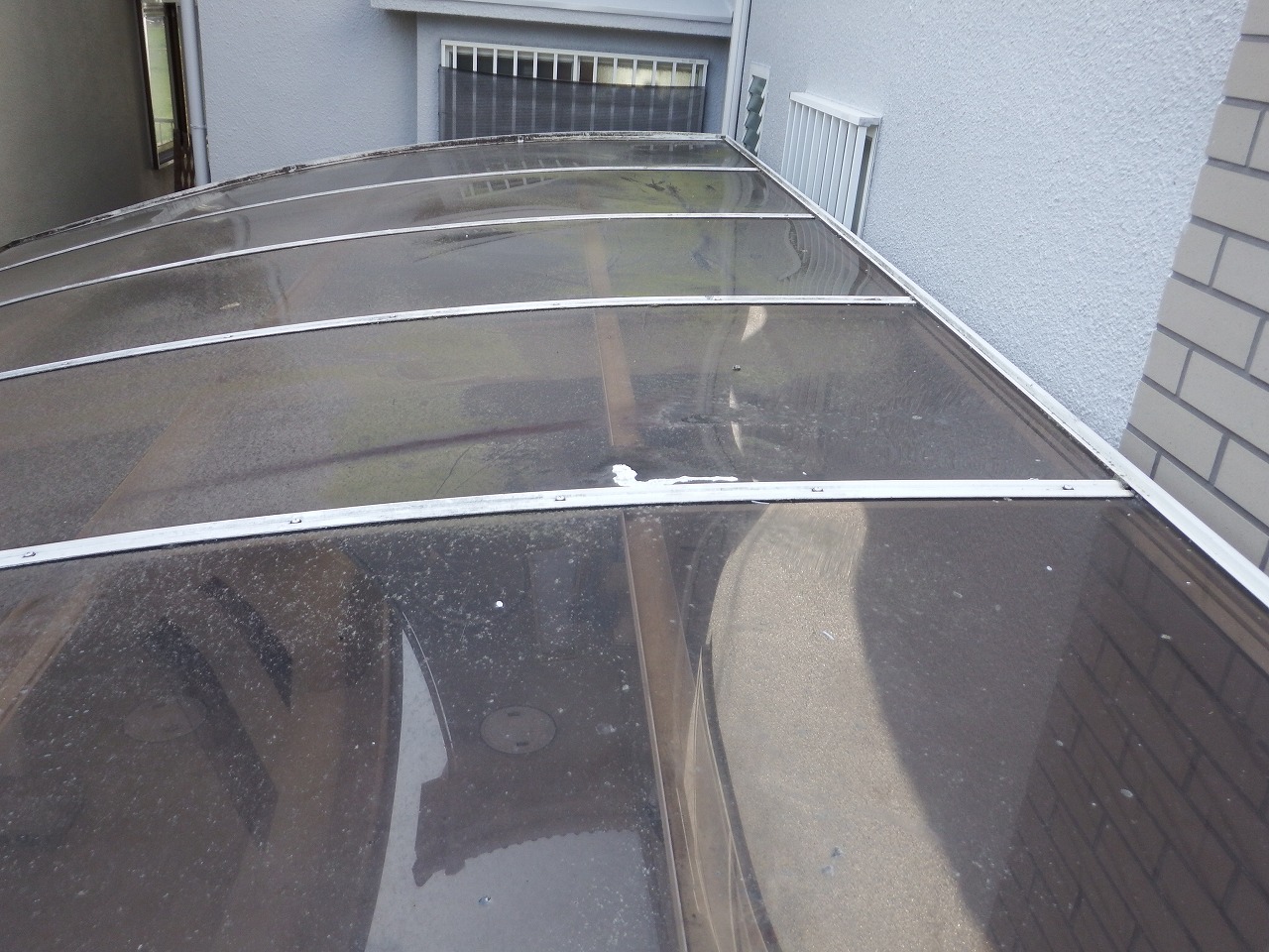 奈良市出屋敷町の雨漏りのカーポート屋根、シールの跡