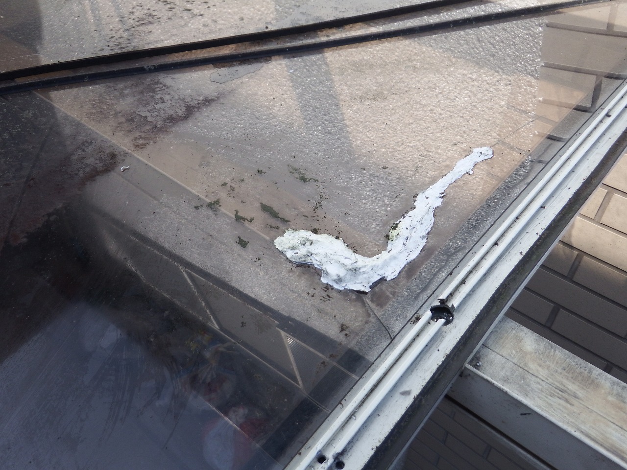 奈良市出屋敷町の雨漏りのカーポート屋根、シールの跡