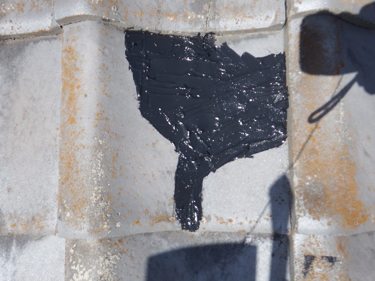 奈良市平松の雨漏りのハイツの屋根、瓦を設置