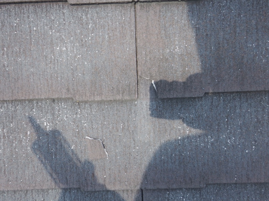 スレート屋根のひび割れ箇所を確認