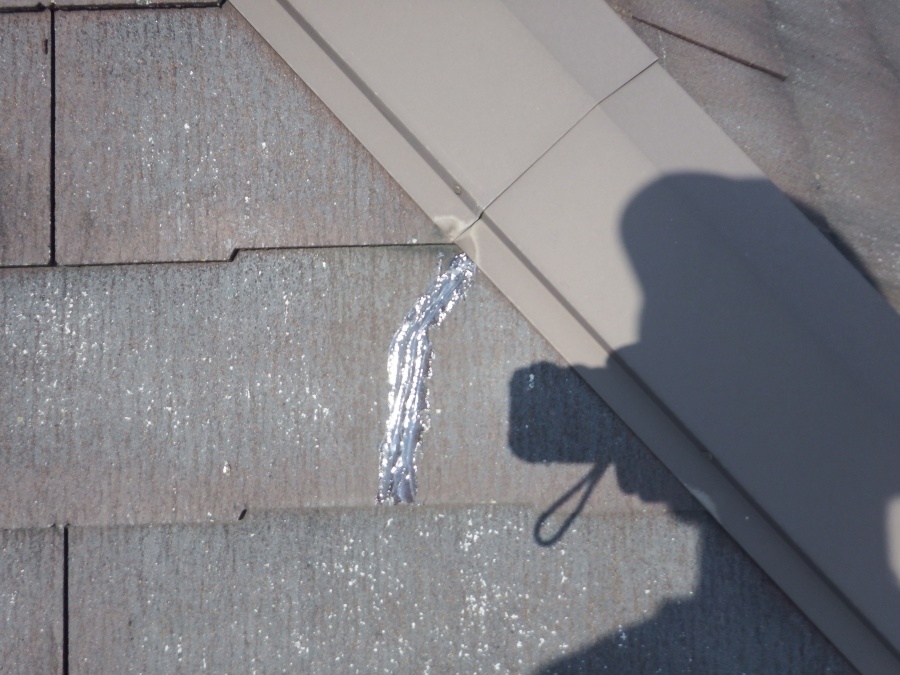 割れたところをコーキングで補修