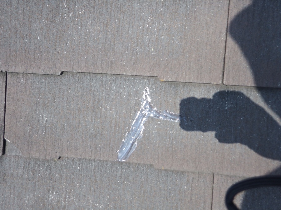 割れたところをコーキングで補修