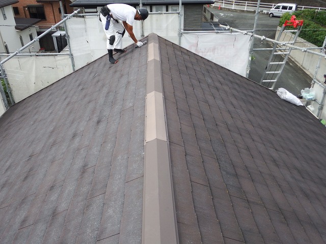 生駒市で割れたカラーベスト屋根の補修メンテナンスで棟板金を取り外し