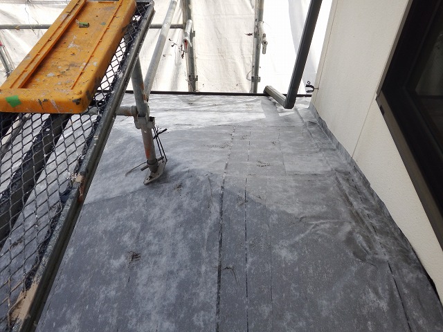 下屋根に防水紙を張ったところ