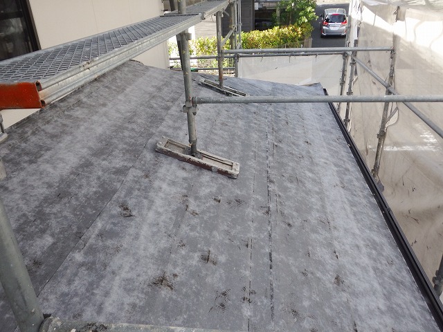 下屋根に防水紙を張ったところ